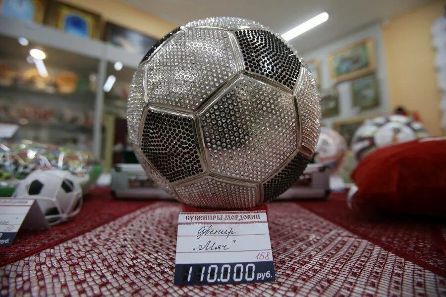 Самой дорогой мяч. Самый дорогой мяч. Самый дорогой футбольный мяч. Самый дорогой мячик в мире. Самый дорогой мячик в мире футбольный.