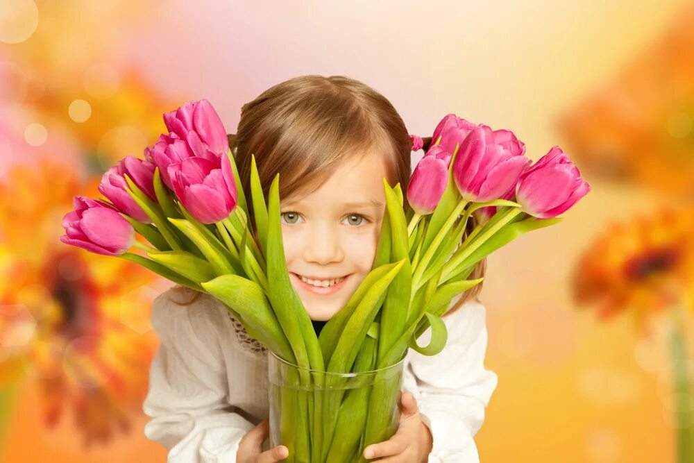 Детство подарить песня. Дети с цветами. Девочка с цветами. Девочка с тюльпанами. Цветы для мамы.