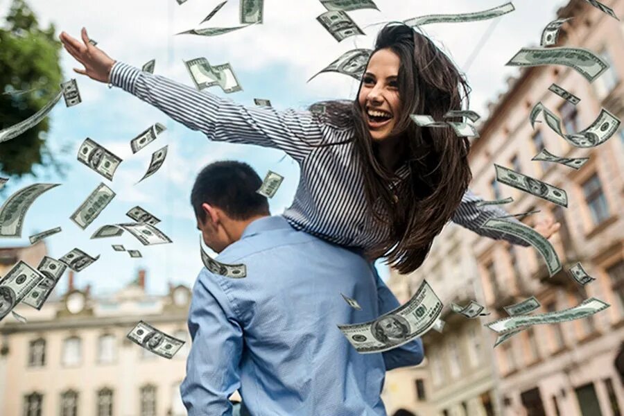 Это приносит несчастье. Счастье в деньгах. Фотосессия с деньгами. Счастливый человек с деньгами. Муэчинас деньгами и женщина.