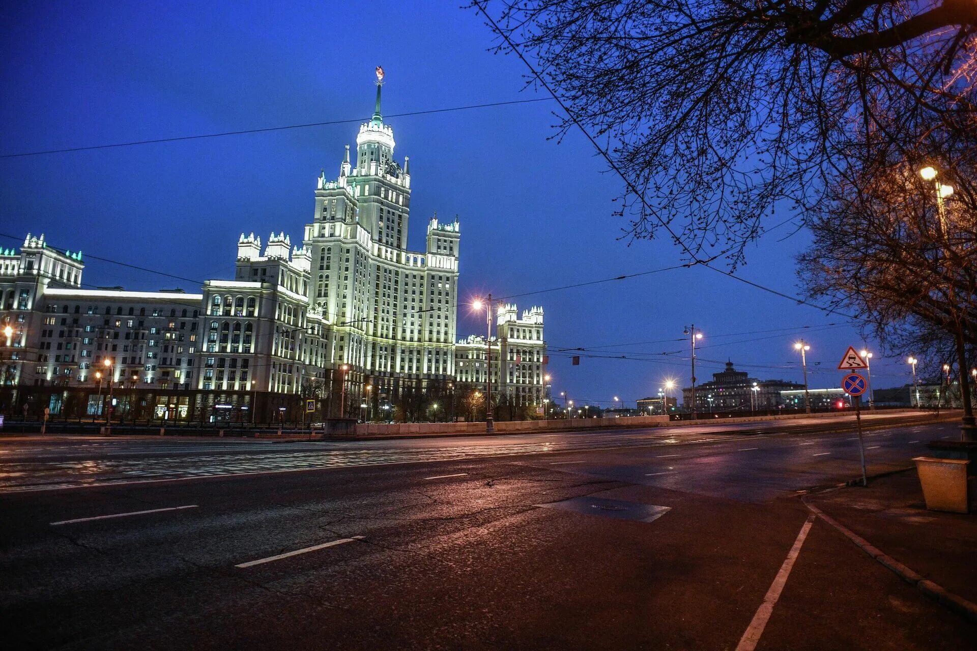 Риа город. Сталинские высотки в Москве. Сталинский Ампир здания подсветка. Иллюминация в Москве. Высотка на красных воротах.