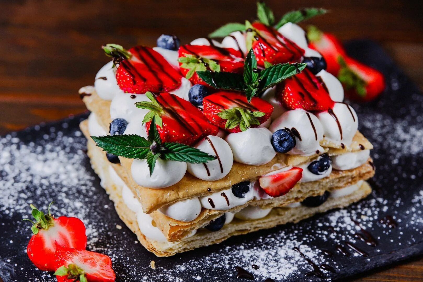 наполеон торт слоеное тесто. мильфей с малиной. торт из слоеного теста с творожным кремом. пляцок наполеон с вишней. наполеон творожный бабушки эммы.