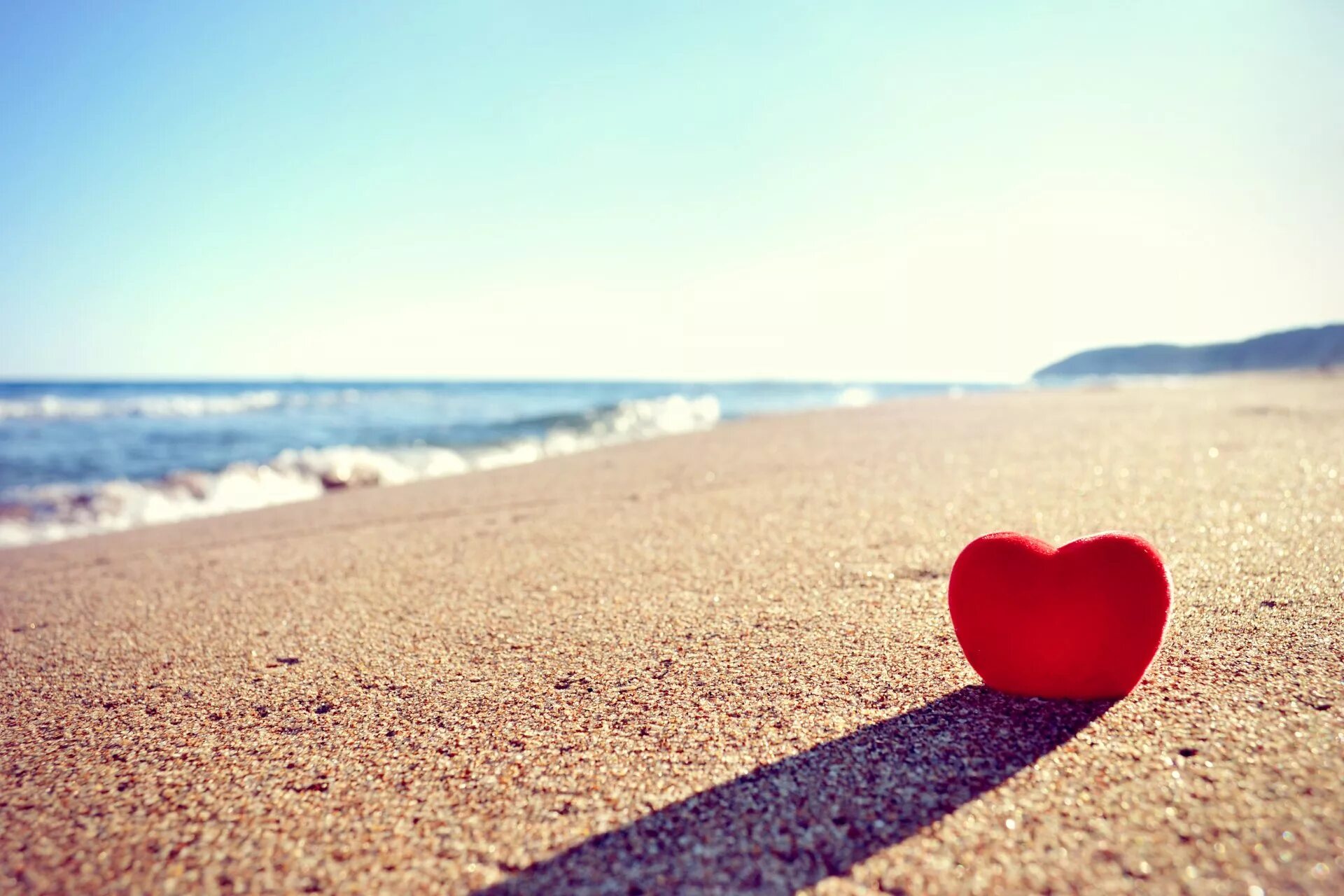 Обои на телефон я люблю тебя. Сердце на пляже. Обои на рабочий стол любовь. Сердце на фоне моря. Сердечко на пляже.