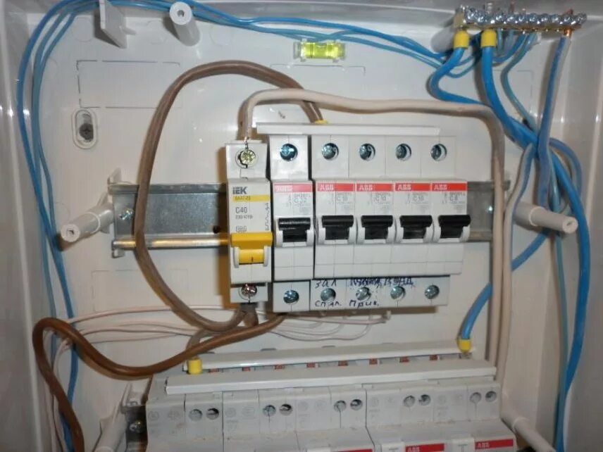 Электрощит с узо. Распределительный щиток b16. Схемы подключения щитов через узо. Схема подключения абб диф автомата. В щитке два автомата.