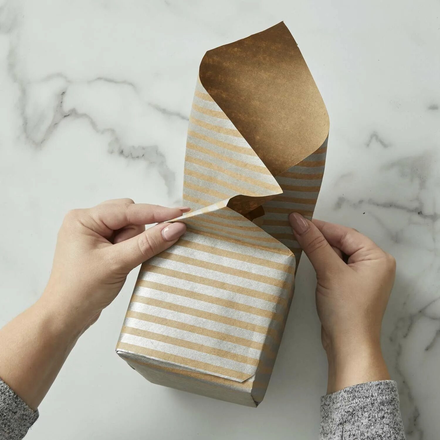 Завернуть прямоугольный подарок. Упаковка в упаковочную бумагу. Упаковка коробки в бумагу. Бумага для упаковки подарков. Упаковка коробочки в подарочную бумагу.