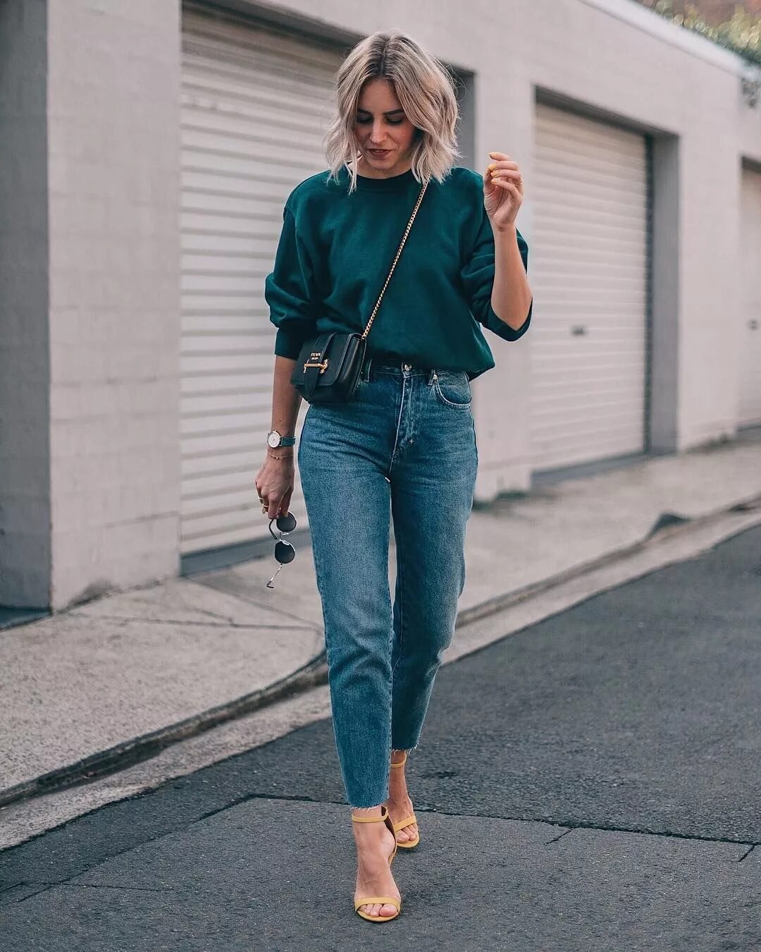 прямые джинсы c жакетом. момы женские с чем носить. образы с белыми джинсами мом. джинсы оверсайз. момы женские с чем носить.