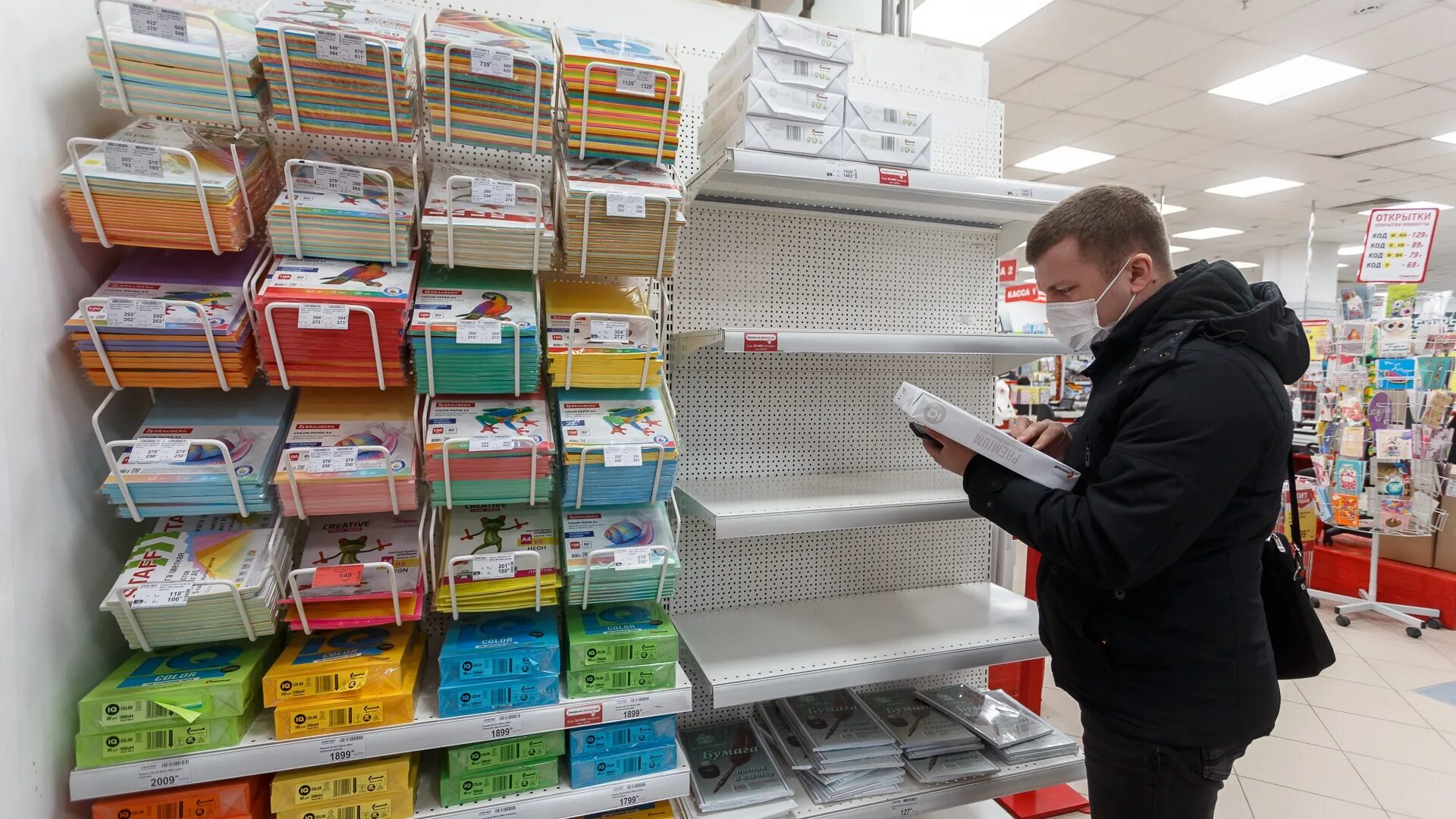 какие товары исчезнут из за санкций. много офисной бумаги. дефицит продуктов. продукты которые пропали с полок магазинов. пустые полки в магазинах.