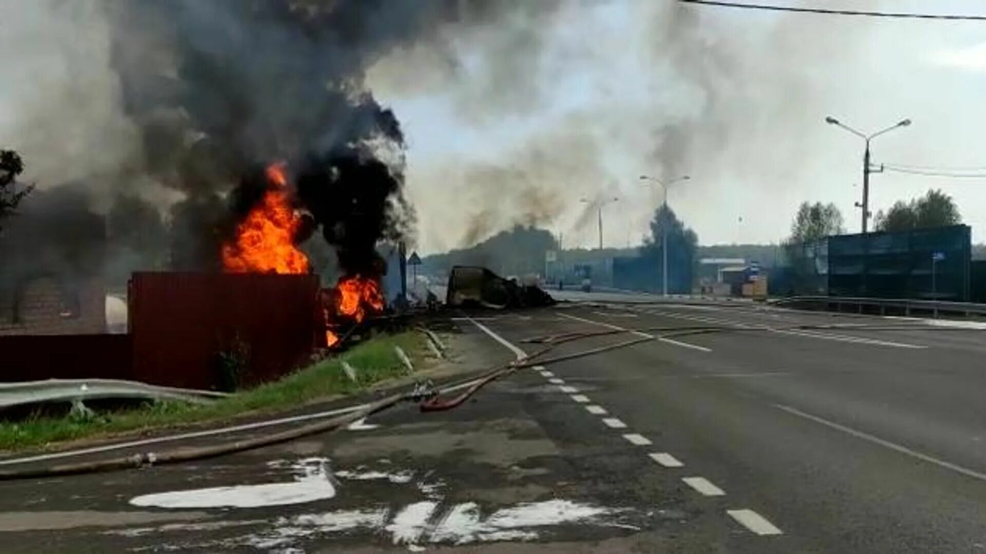 ДТП В Ярославской области. ДТП Ярославль август 2022. ДТП С бензовозом и скорой на Костромской трассе.