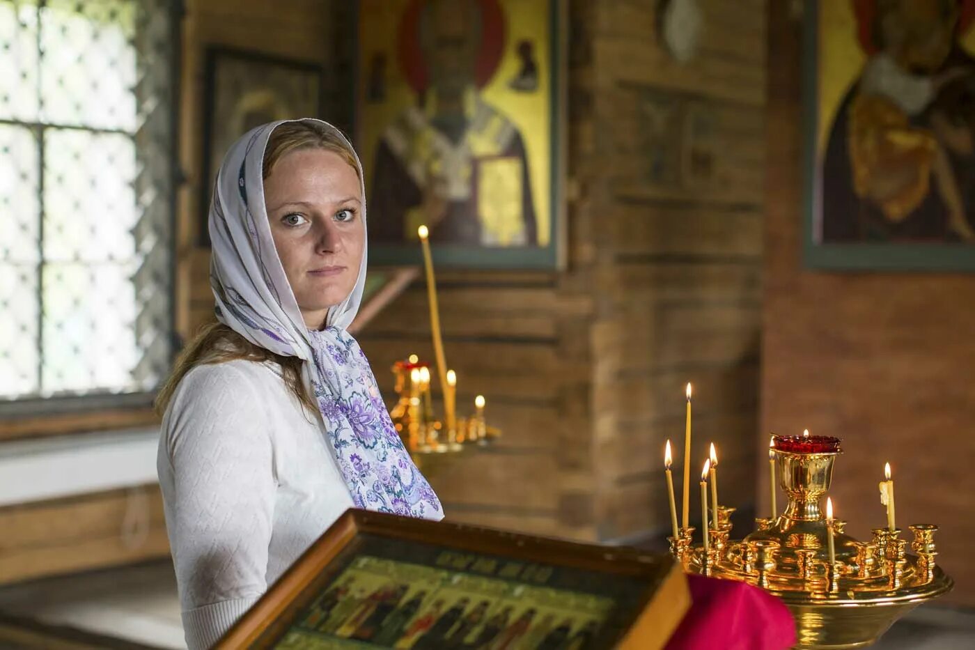 Видеть себя в церкви. Православная женщина. Женщина в церкви. Православная девушка в храме. Красивая девушка в храме.