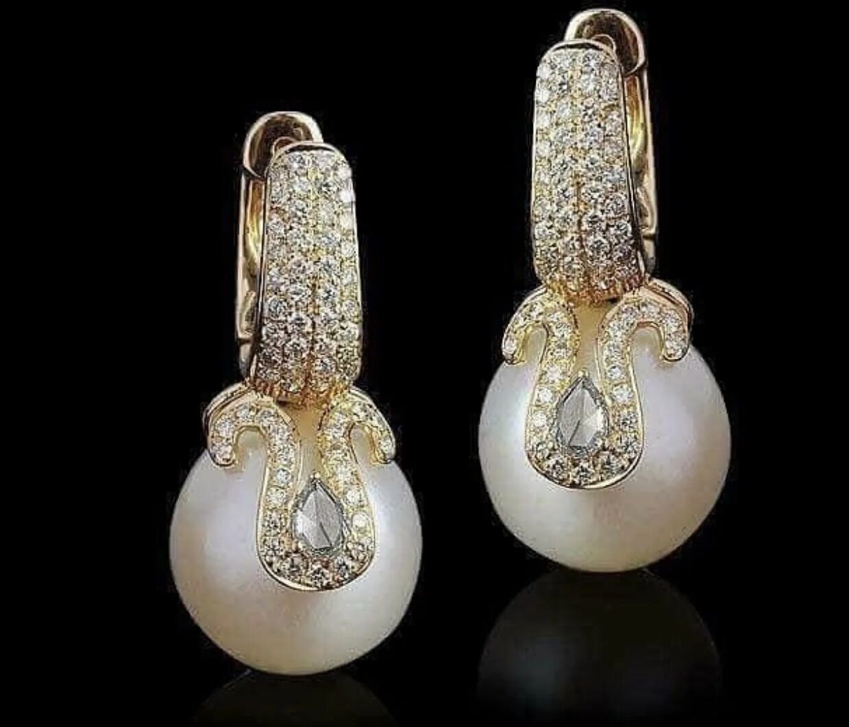 Украшение золото серьги. Серьги Cartier whimsical Pearl Opal Diamond Gold Earrings. Серьги золотые Картье. Серьги с жемчугом золотые Картье. Серьги с жемчугом и бриллиантами.