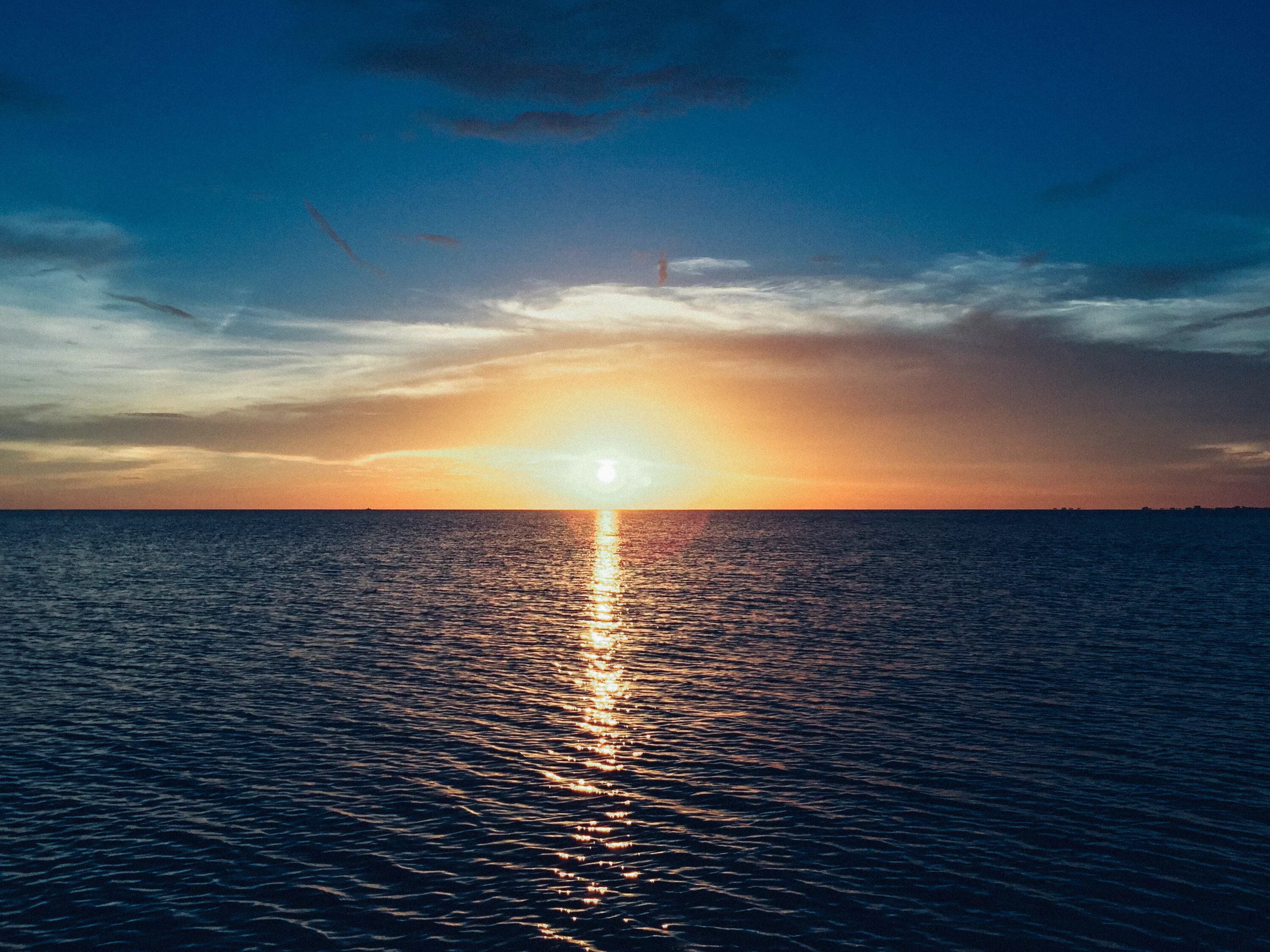 море и палящее солнце. море и палящее солнце. рассвет на море. закат в пустыне. океан море песок солнце.