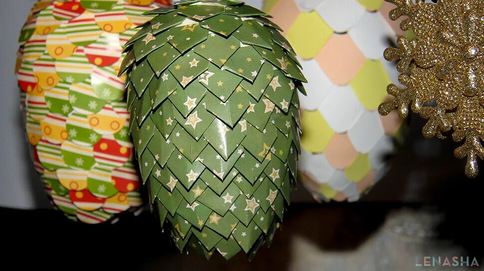 Ibirf bp гофрированной бумаги. Шишки из гофрированной бумаги. Шишка из гофрированной бумаги. Как сделать шишку из бумаги своими руками. Новогодняя игрушка шишка из бумаги.