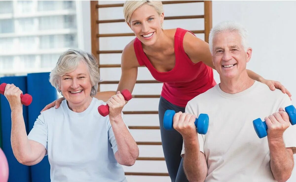 Долголетие мужчины. Пожилые люди занимаются спортом. Занятие спортом. Здоровый образ жизни пожилых. Занятия для пенсионеров.