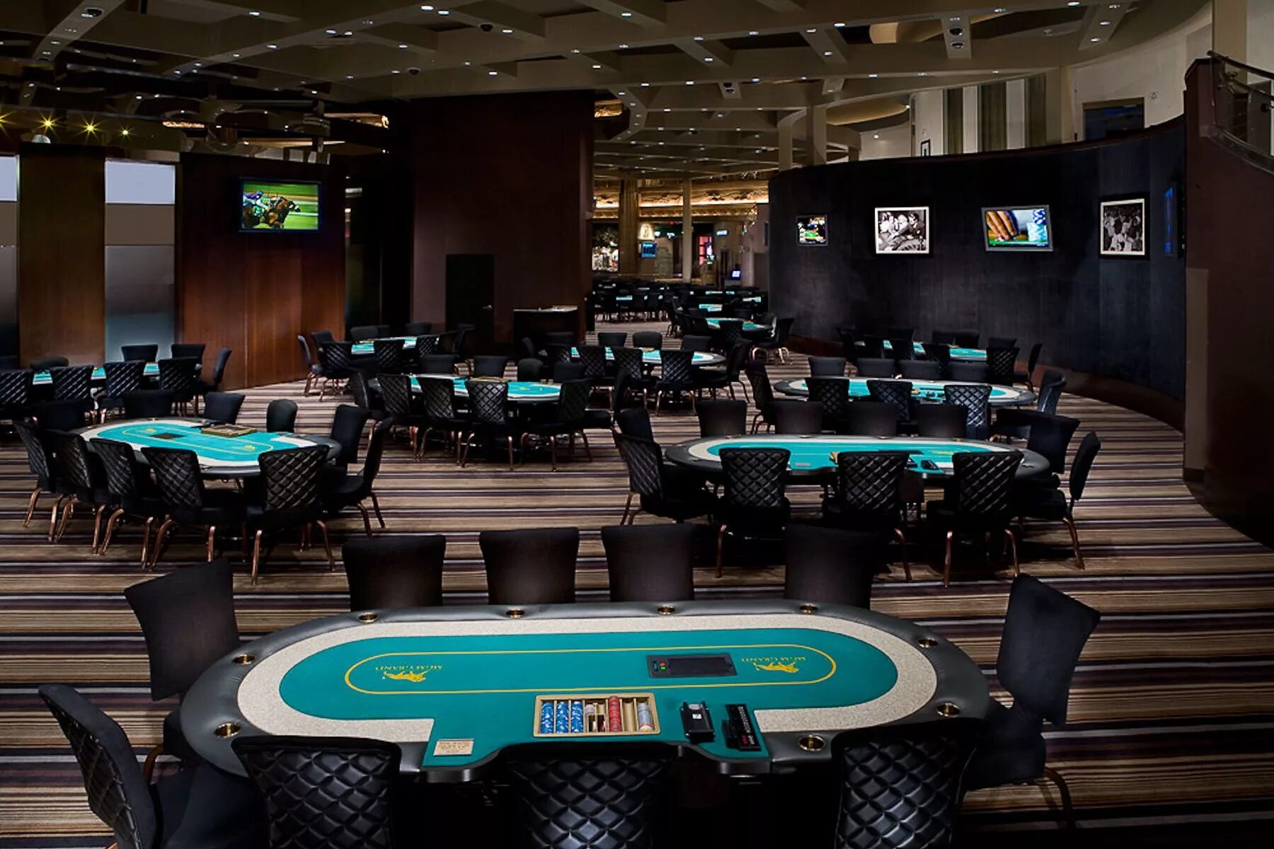 Игровой клуб гранд. Казино MGM Grand. Казино Лас Вегас Гранд. Казино Лас Вегас покерный стол. Покерный зал казино Лас Вегас стол для покера.