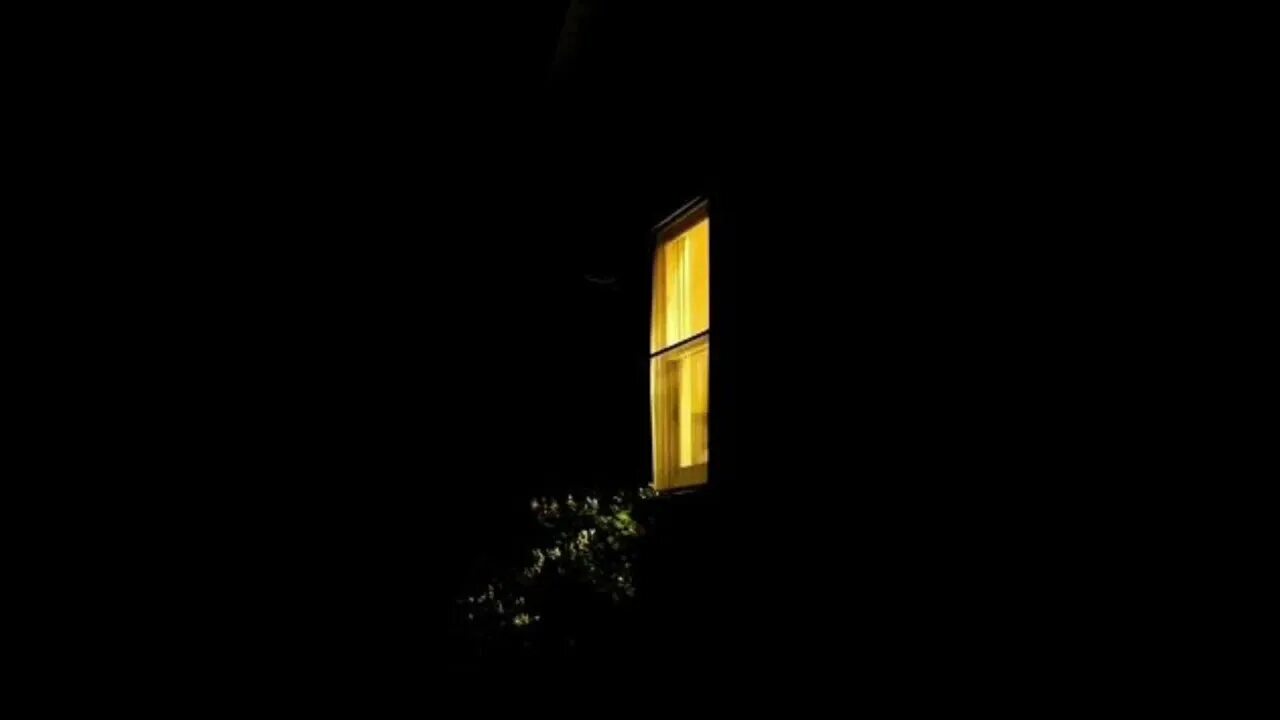 Свет в окнах домов. Окно в темноте. Луч солнца в окне. Свеча в окне. Светящиеся окна.