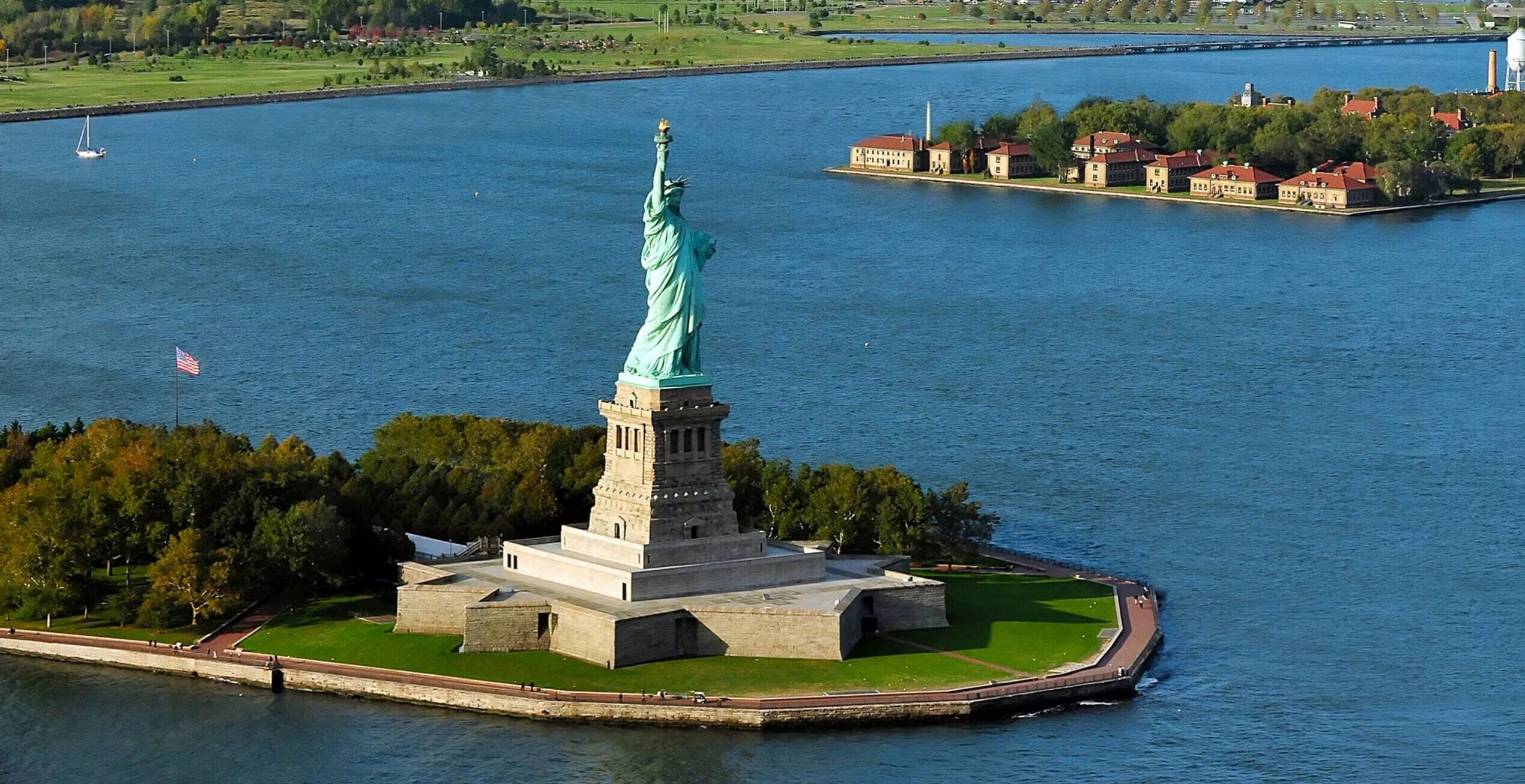 Элис острова. Остров Эллис Айленд статуя свободы. Статуя свободы Нью-Йорк остров. Остров Либерти со статуей свободы. Статуя свободы на острове свободы Нью-Йорк.