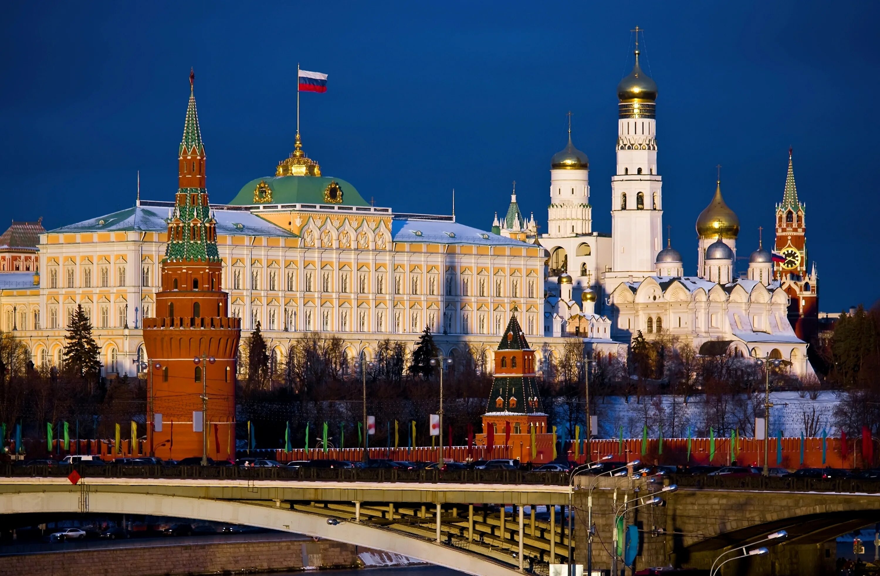 Красная площадь открытка. Почему московский кремль пишется с заглавной буквы. Кремль с заглавной буквы. Спасская башня солари. Александровский сад москва весной.