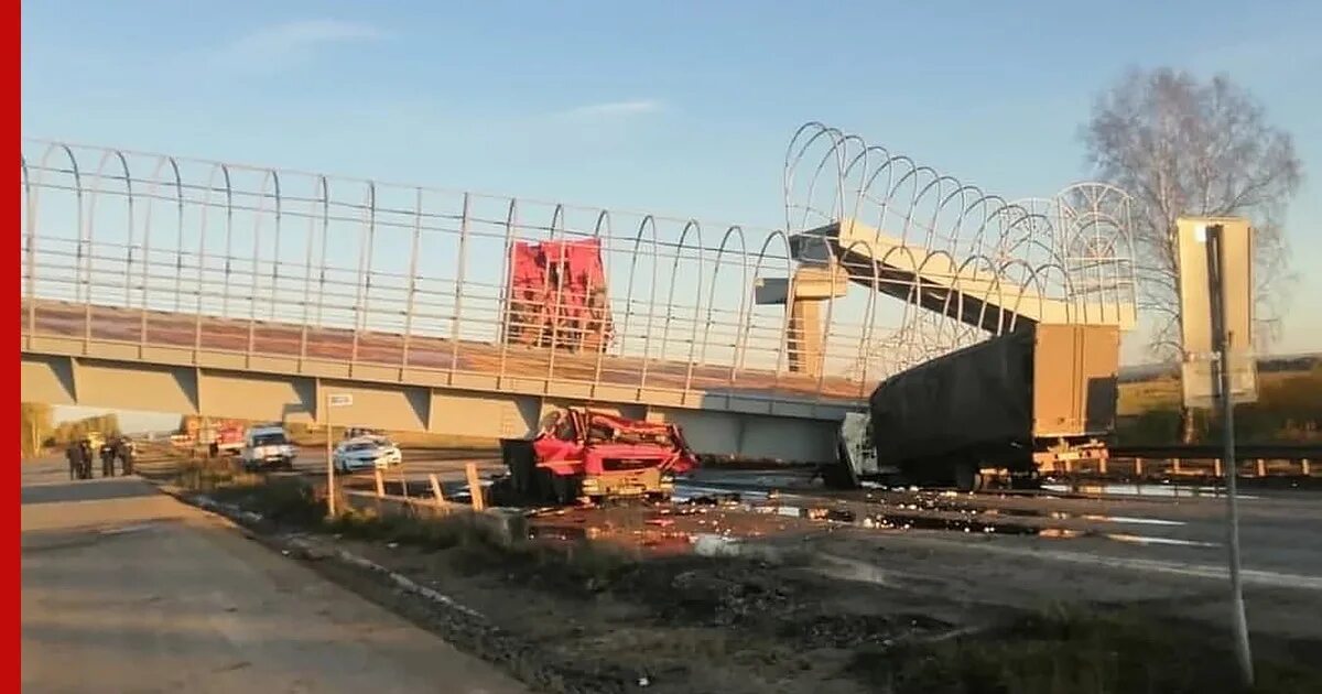 В пермском крае сбили мост. Обрушился пешеходный мост пермь екатеринбург. Снесли мост в перми. Происшествие на въезде в уфу обрушение надземного перехода. Рухнул пешеходный мост пермь екатеринбург.