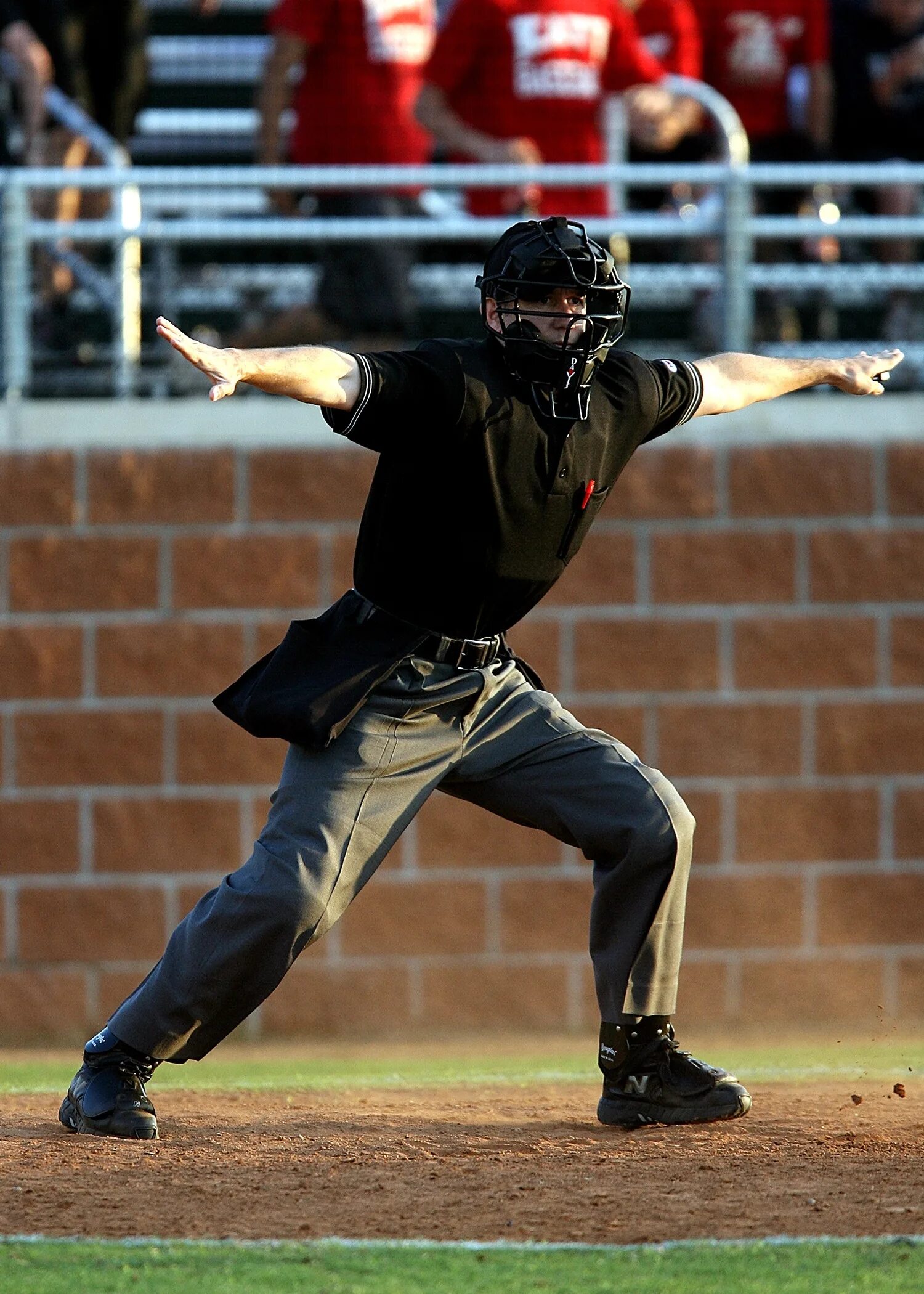 Страйк аут в бейсболе что это. Страйк судья Софтбол. Baseball Umpire. Судья в бейсболе. Страйк в бейсболе