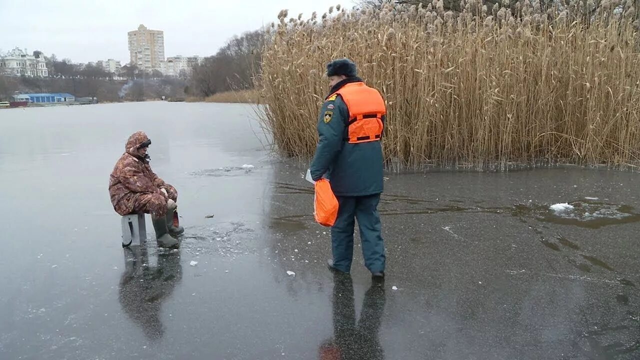 Лед сегодня на каком канале. Ходить по первому льду. Рыбаки на тонком льду. Выход на лед опасен рыбаки. Рыбаки на льду флажочки.