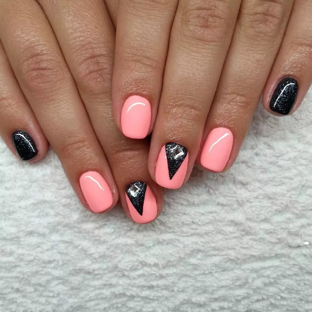 черно розовый маникюр на коротких. черно розовые ногти. черно-розовый маникюр. маникюр розовый с черным. розовый маникюр с рисунком.