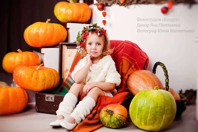 Фотосессия с тыквами детская. Человек тыква. Осень дети хэллоуин. Фотосессия младенца с тыквой. Фотосессия с тыквой ребенок.