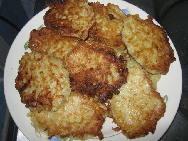 котлеты с луком. котлеты. капустные котлеты с манкой на сковороде. в котлеты добавляют жареный лук. румяные котлеты.