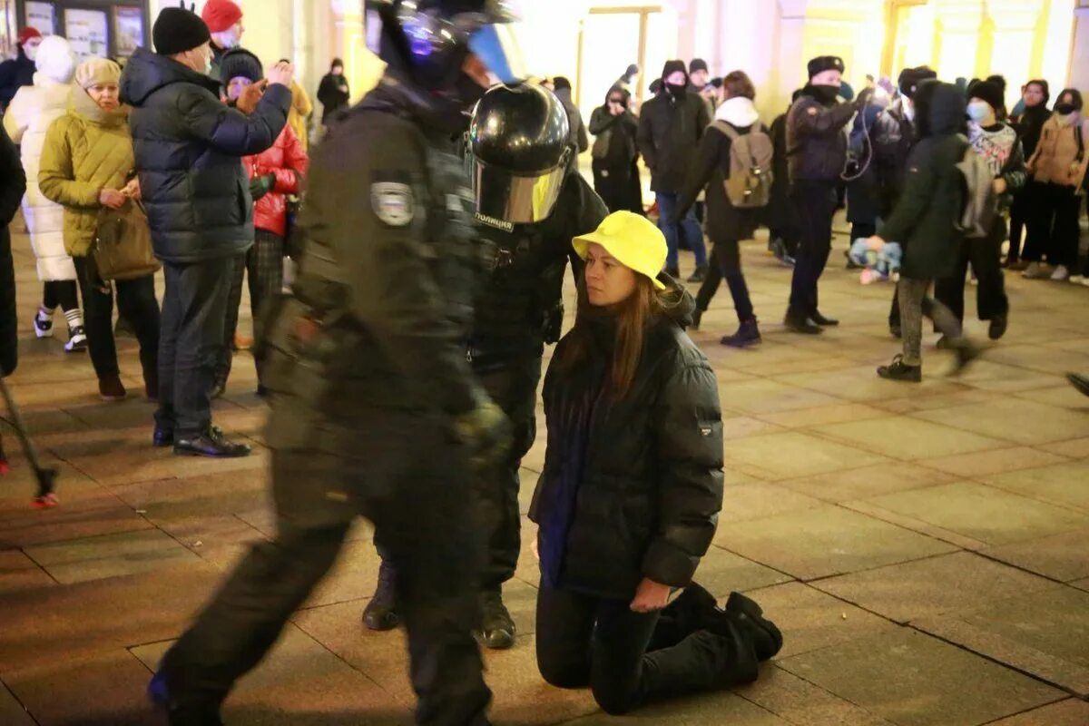 Акции арест. Протесты в Петербурге. Антивоенные акции протеста в России. Антивоенные протесты в СПБ.