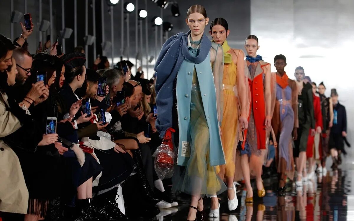Русский показ мод. Неделя моды в лондоне (london fashion week). Устроили показ мод. Устроили показ мод. Дольче габбана 2023 женская коллекция.