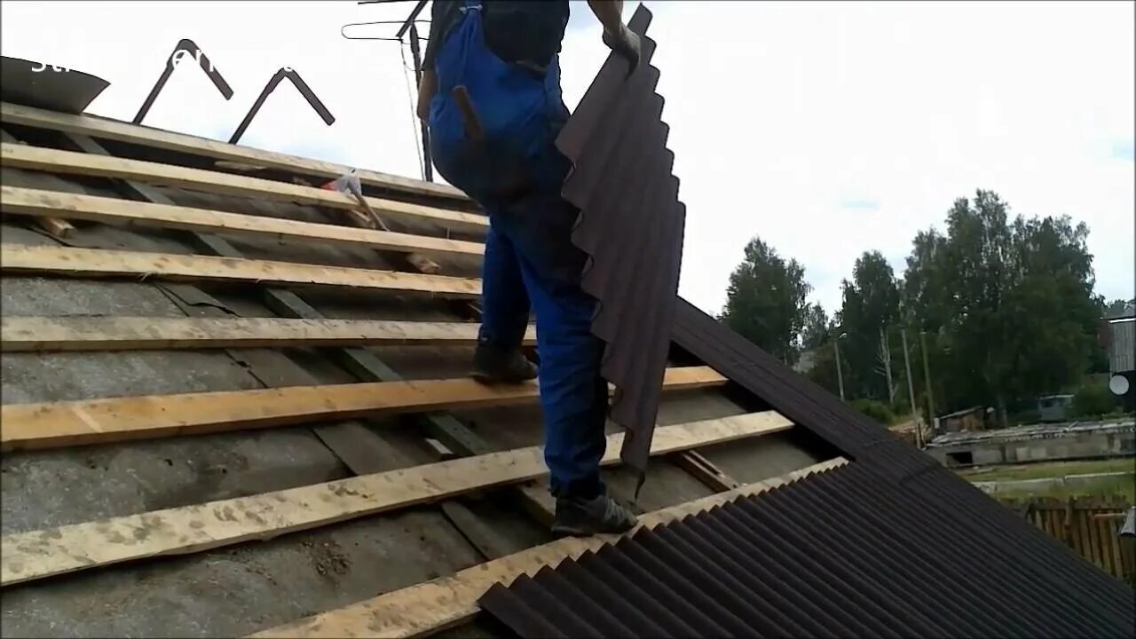 Кровля из рубероида. Кровля крыши. Крыша под рубероид. Плоская металлическая кровля. Крыша рубероид профнастил.