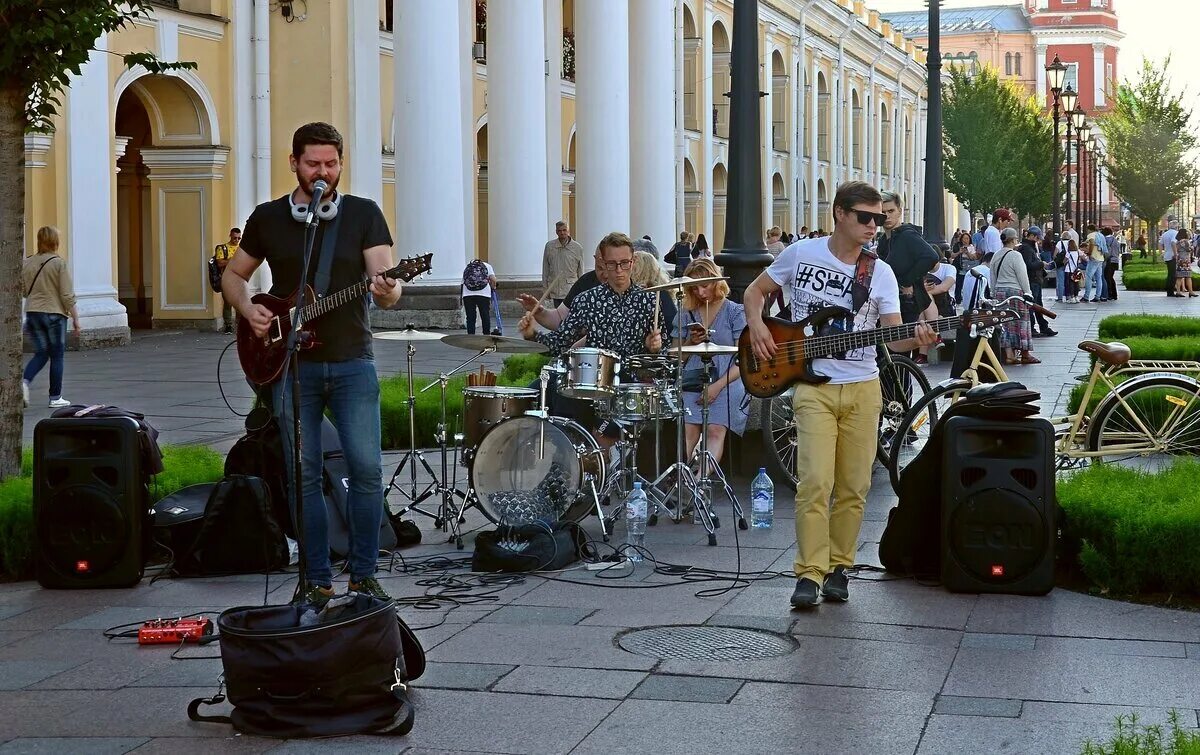 Слушать группу санкт петербург. Уличные музыканты Санкт-Петербурга 2020. Музыканты на Невском проспекте уличные в Питере.