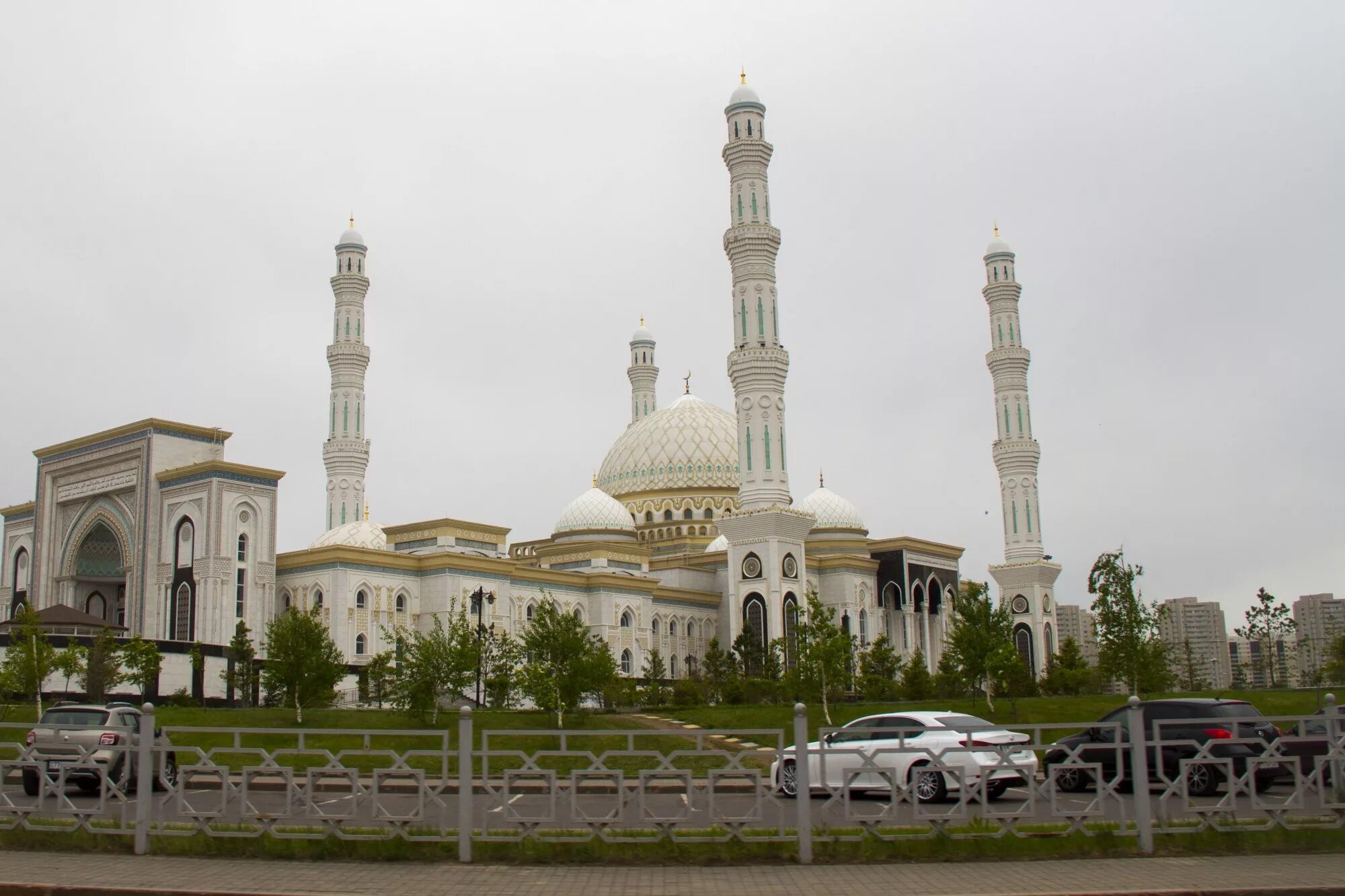 Астана самая большая мечеть. Мечеть Хазрет Захид. Самый большой мечеть в Таджикистане. Мечеть Хазрет Верещагин.