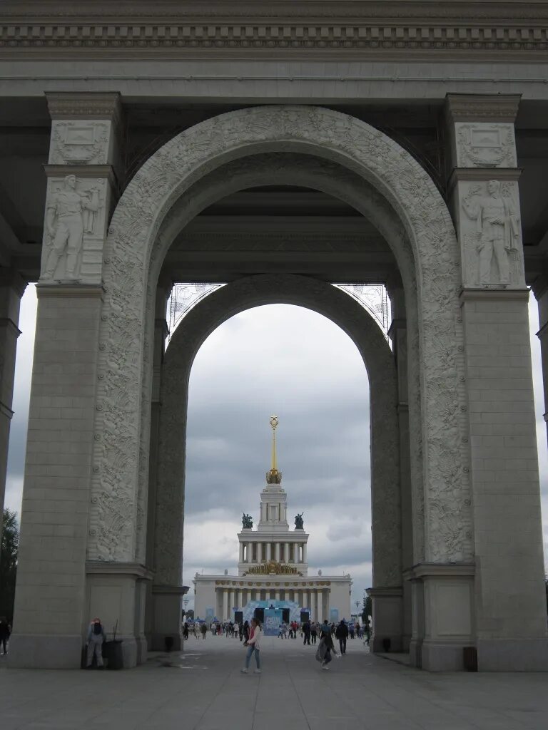 Главная арка вднх. Центральная арка ВДНХ. Арка ВСХВ на ВДНХ. Арка главного входа ВСХВ В Москве.
