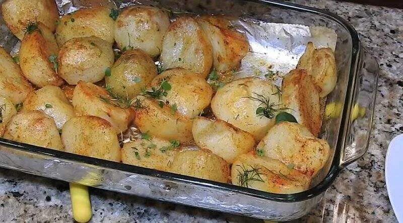 Сколько времени запекать картошку в рукаве. Картошка в духовке. Картошка в духовке запеченная. Картошка целиком в духовке. Картофель с корочкой в духовке.