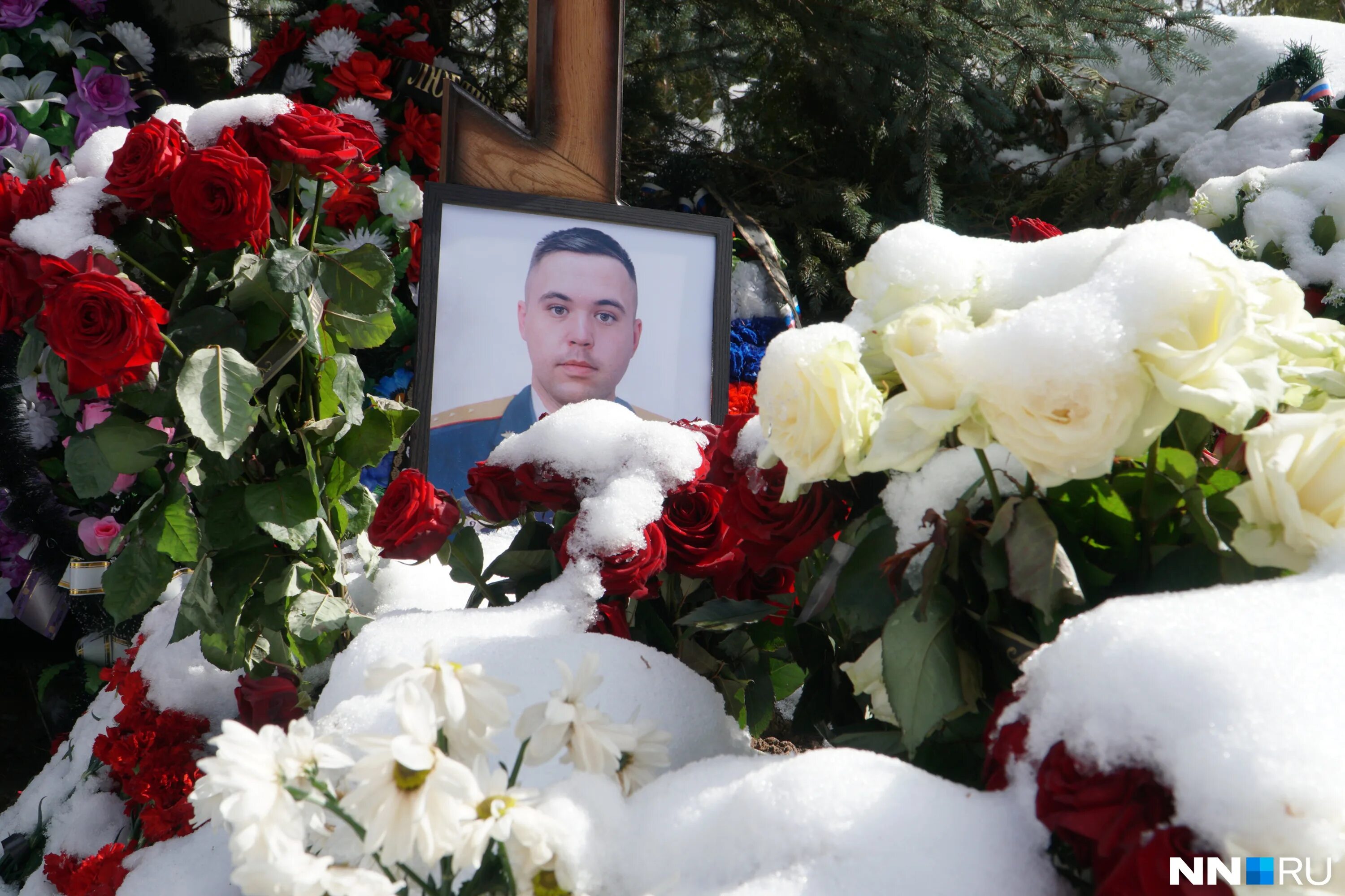 Родителям погибшего военнослужащего на украине. Могилы ребят погибших на Украине.