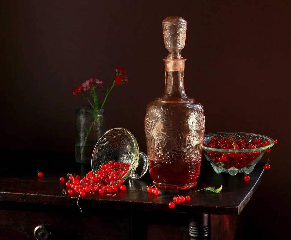 день графина. графин с остатками жидкости. натюрморт с водкой. графин на рабочий стол. день графина.