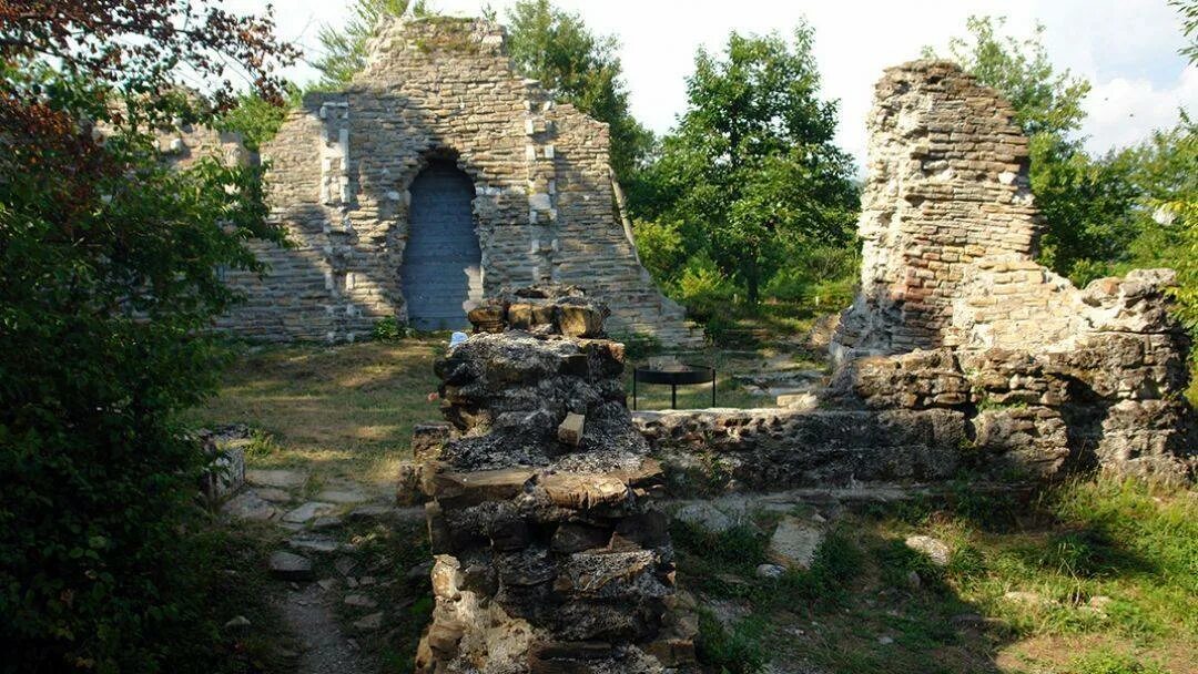Лоо достопримечательности фото. Лооский храм сочи. византийский храм в лоо. византийский храм сочи. посёлок лоо достопримечательности.