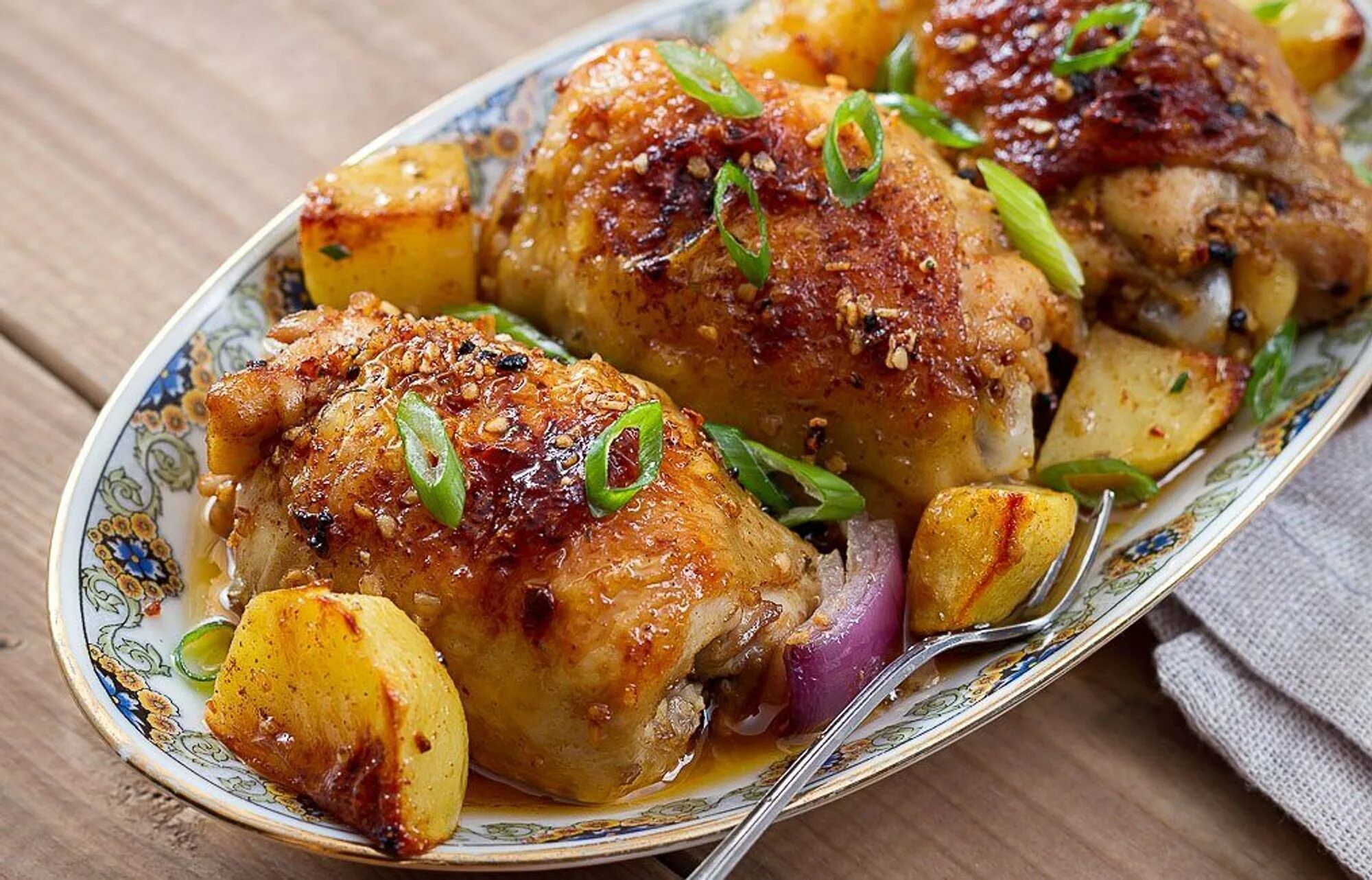 Блюда из курицы и овощей. Куриные бедрышки запеченные в духовке. Курица с картошкой. Картошка с бедрышками в духовке. Куриные бедра с картошкой.