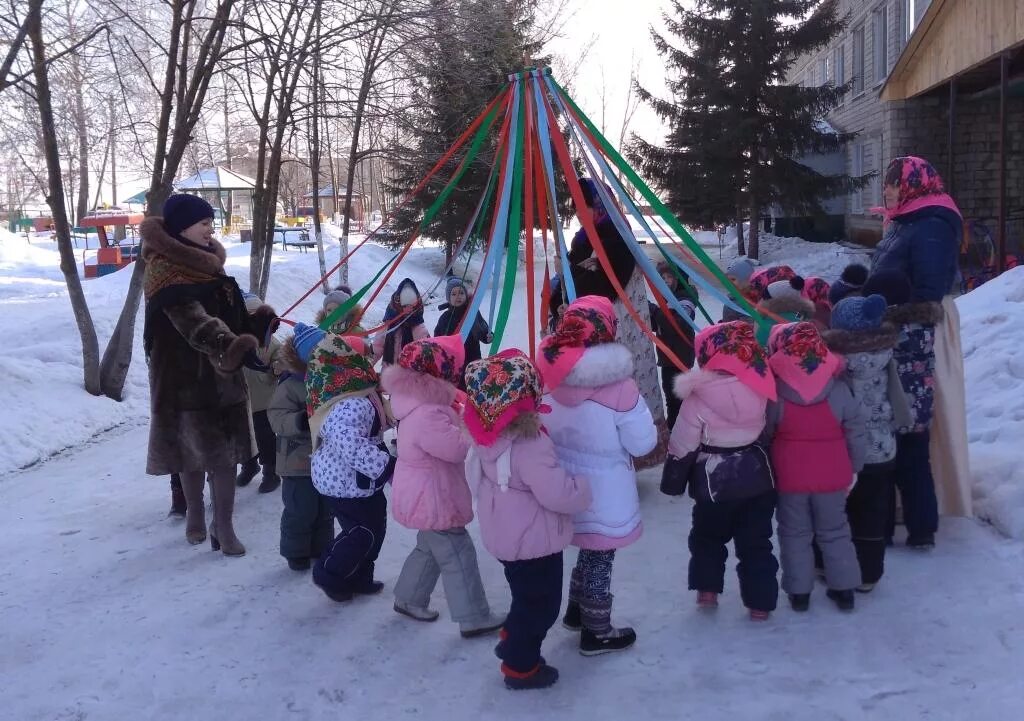 Музыкальная игра карусель на масленицу. Карусель на Масленицу. Забавы на Масленицу для детей. Игра Карусель. Забавы на Масленицу на улице.