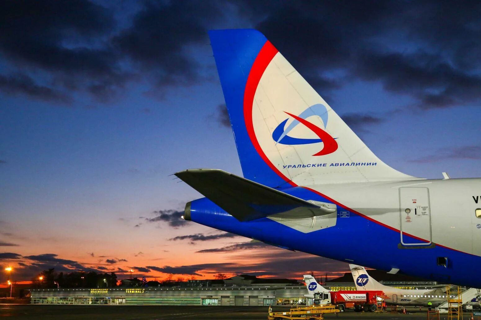 Самолет урал аирлинес. Урал эйрлайнс самолеты. Самолет авиакомпании урал эйрлайнс. Самолет авиакомпании урал эйрлайнс. Самолеты авиакомпании уральские авиалинии.
