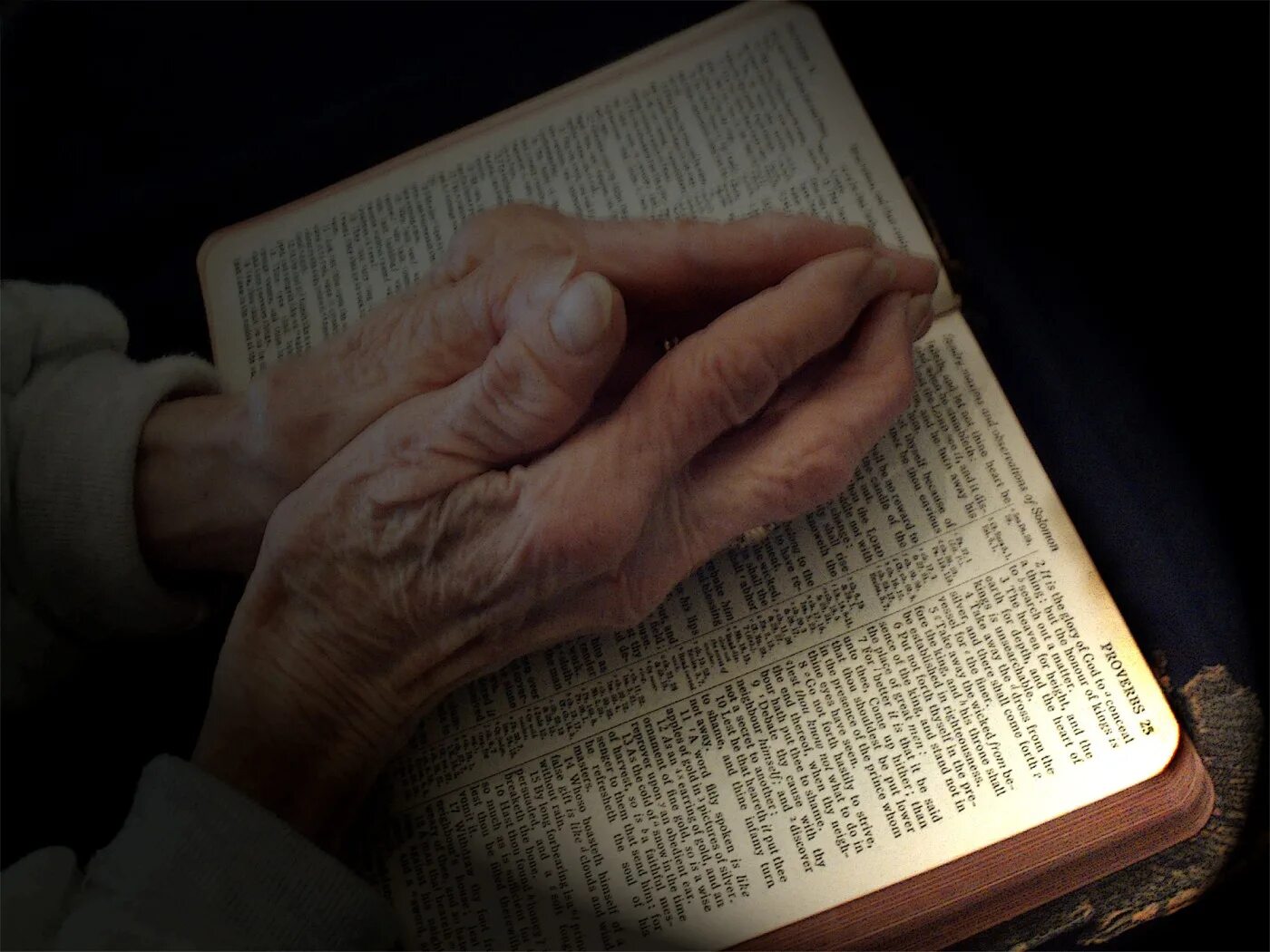 Чтение Библии. Человек с Библией. Библия в руках. Человек молится с Библией. Читать обет