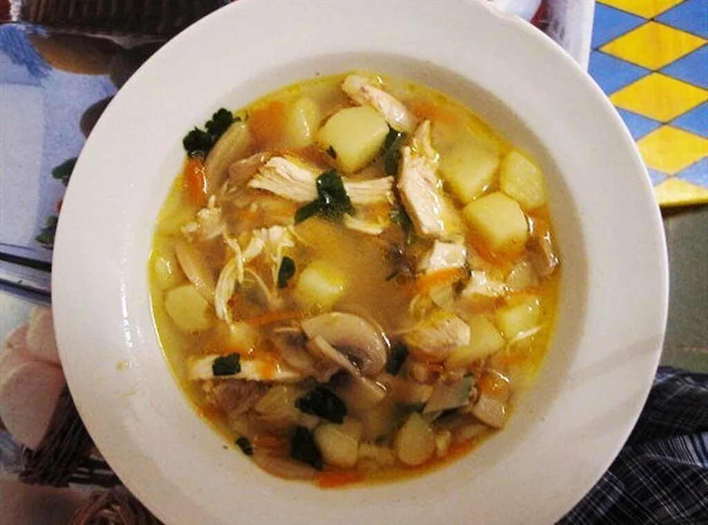 Суп курица с грибами и картошкой. Грибной куриный суп из шампиньонов. Курино грибной суп. Грибной суп с куриной грудкой. Грибной суп из шампиньонов с курицей.