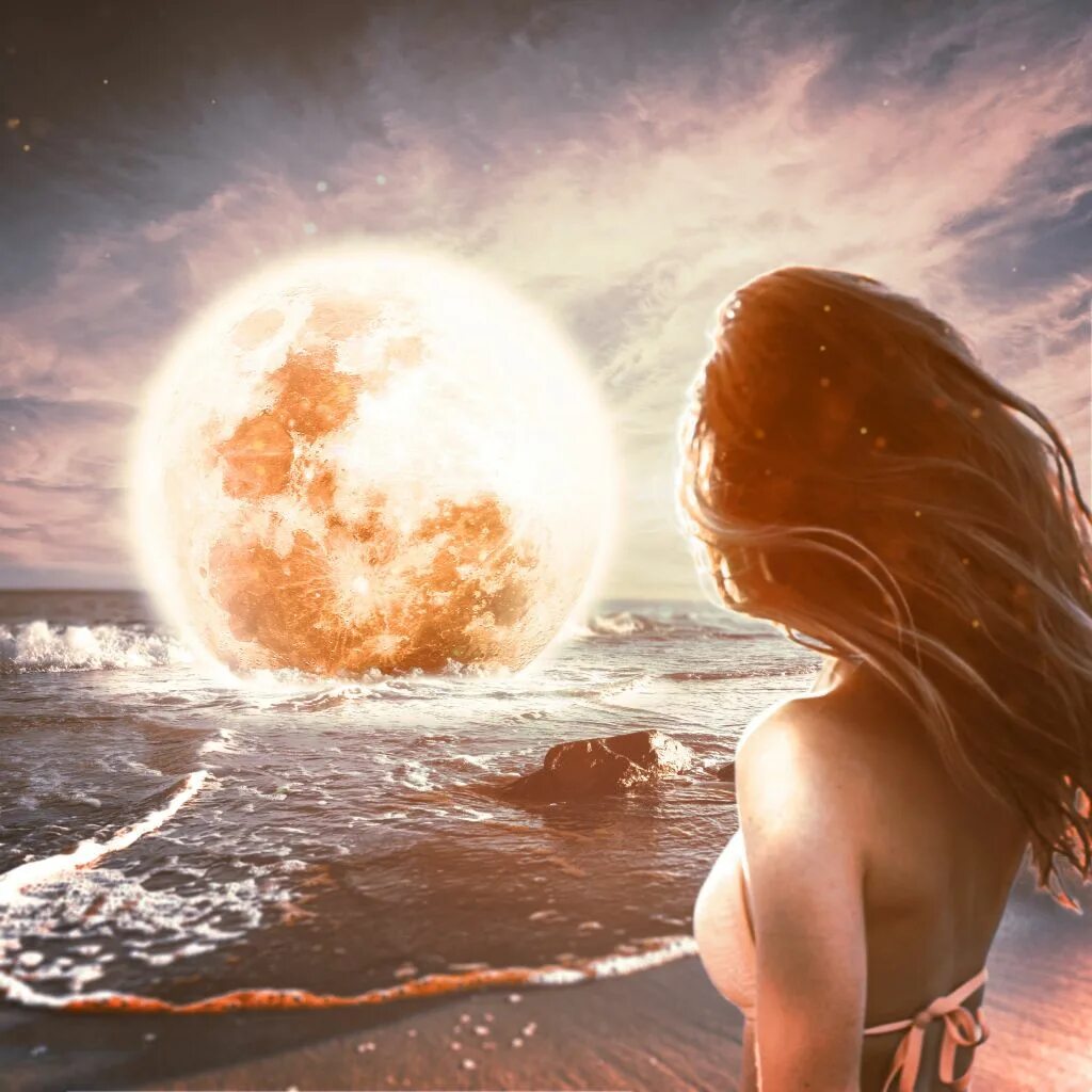 Одинокая женщина кармический. Женщина Луна. Девушка и солнце. Полная Луна девушка. Лунная девушка.