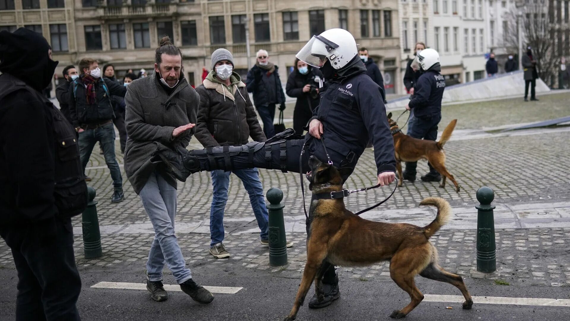 Протесты в Европе. Демонстрации в Европе. Полиция разгоняет демонстрантов.