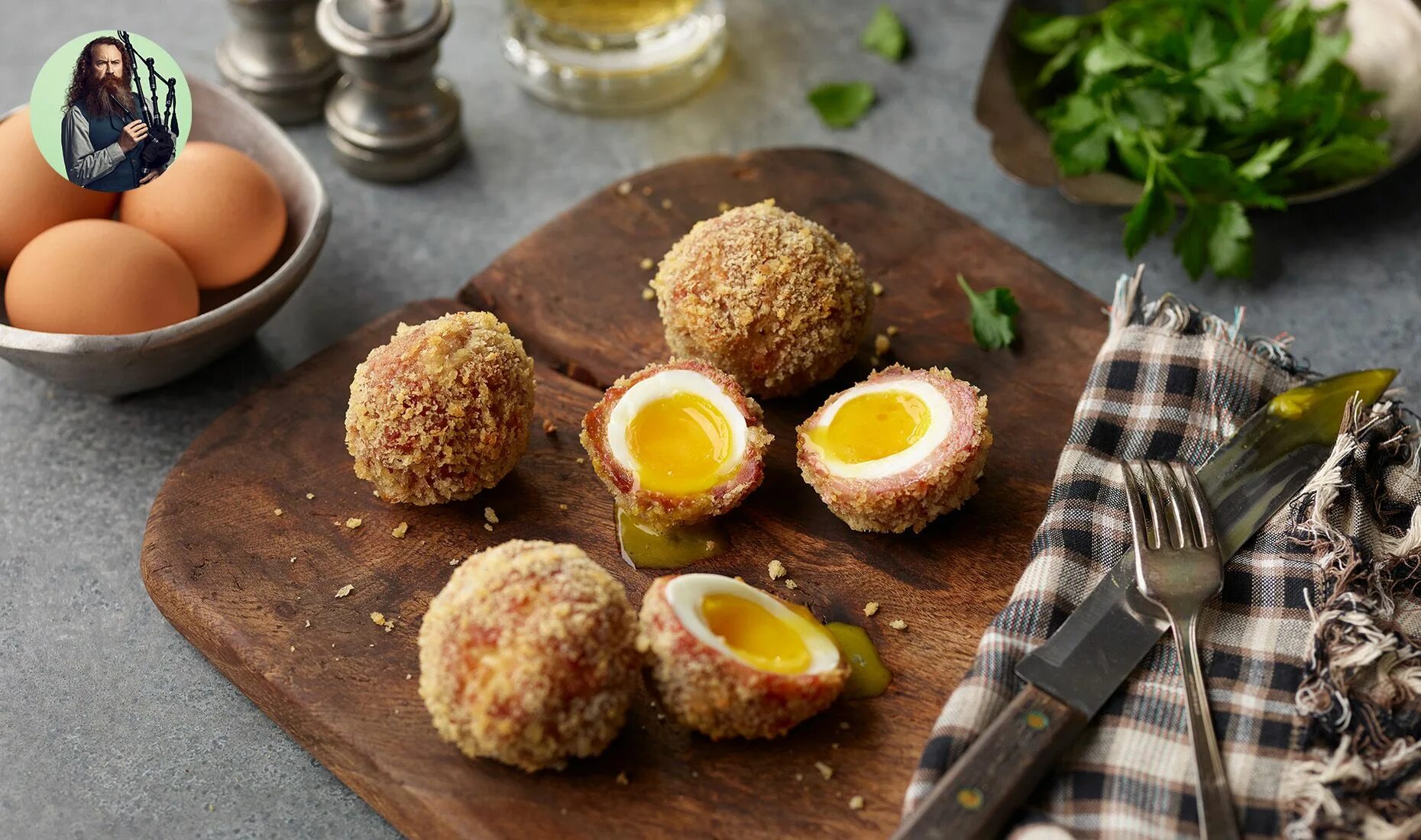 Scotch Eggs (яйца по-шотландски). Яйца в панировке. Шотландские яйца блюдо.