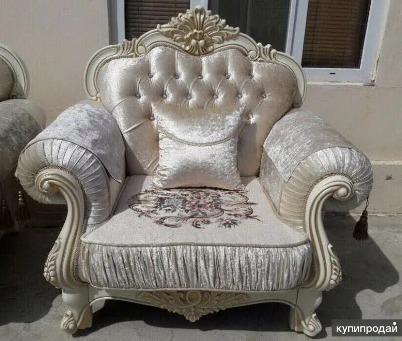 Мягкая мебель рококо барокко. Люстра сталинский ампир 1954. Диван ампир 19 век. Старинный диван. Диван ампир 19 век.