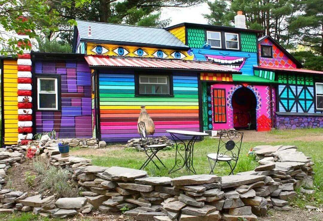 Разноцветный дом. Разноцветные домики. Яркие фасады домов. Разноцветный дачный домик. Colorful houses