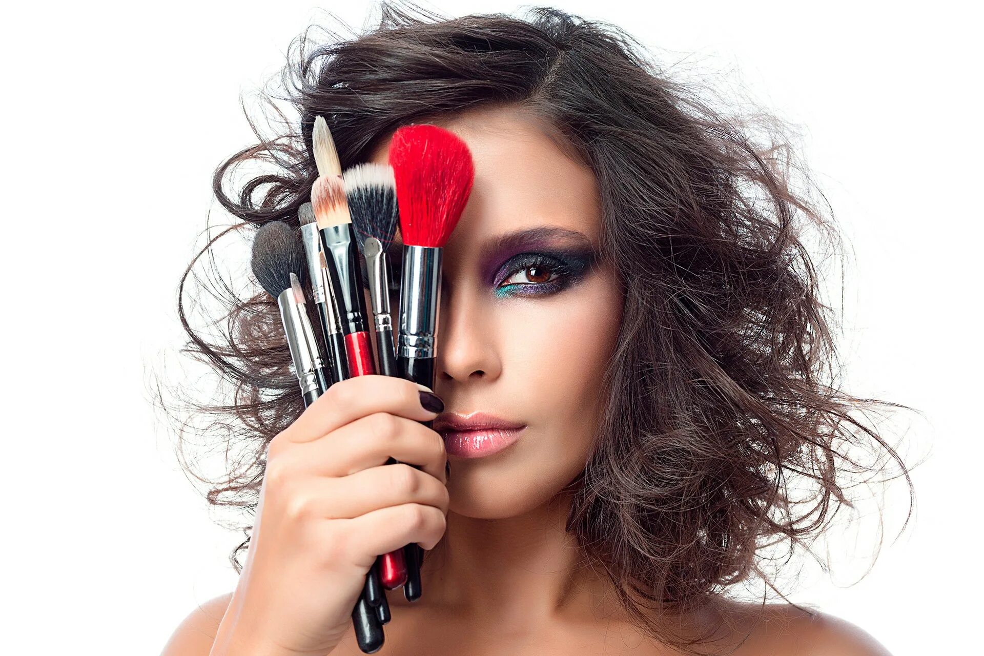 ассистент парикмахера. татьяна андрияш. парикмахер визажист. красивая девушка парикмахер. окрашивание бровей в салоне.