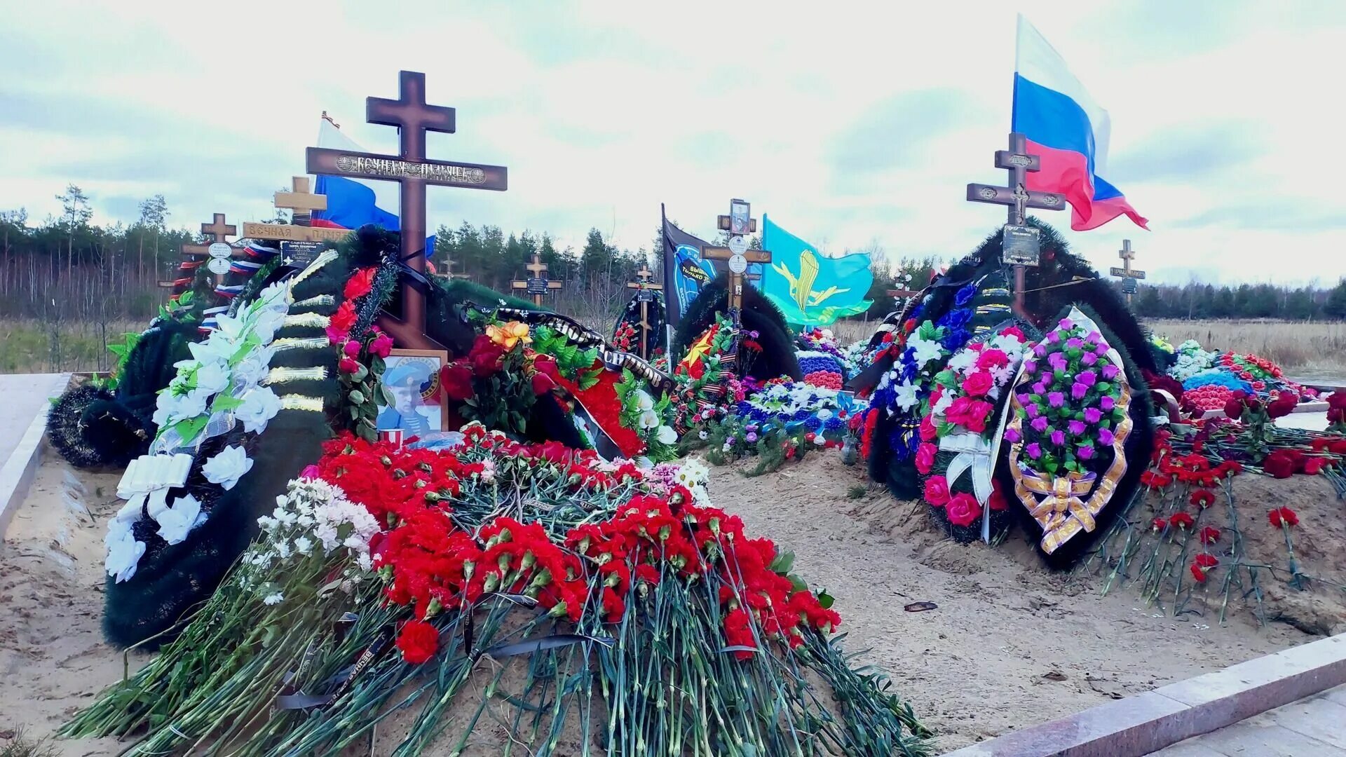 Кладбище похороненных сво. Могилы погибших на сво в Каменске Уральском. Могилы российских солдат погибших в Украине 2023. Кладбище погибших на Украине российских солдат.