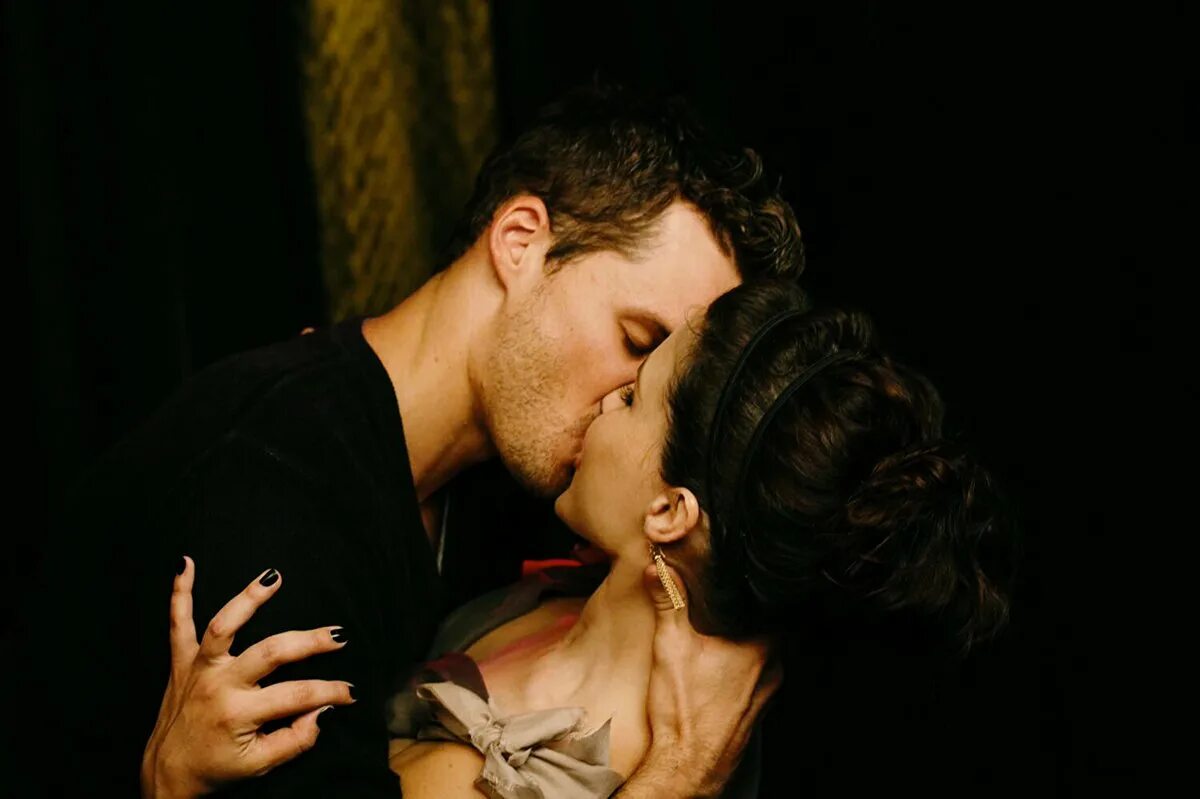 Поцелуй на сцене в театре. Вентворт миллер поцелуй. Чжи чан ук подозрительный партнер поцелуй. Макс айронс поцелуй. Сцены страстных поцелуев.