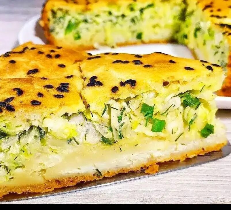 Капустный пирог с манкой в духовке. Наливной пирог с капустой. Шобутинская заливной с капустой. Пирог капустник заливной. Пирог с капустой в духовке на кефире.